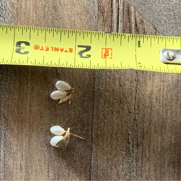 14K Yellow Gold Baroque Pearl Stud Earrings Fruit Motif Leaf Cluster 0.7g (FLAW) - Picture 9 of 16